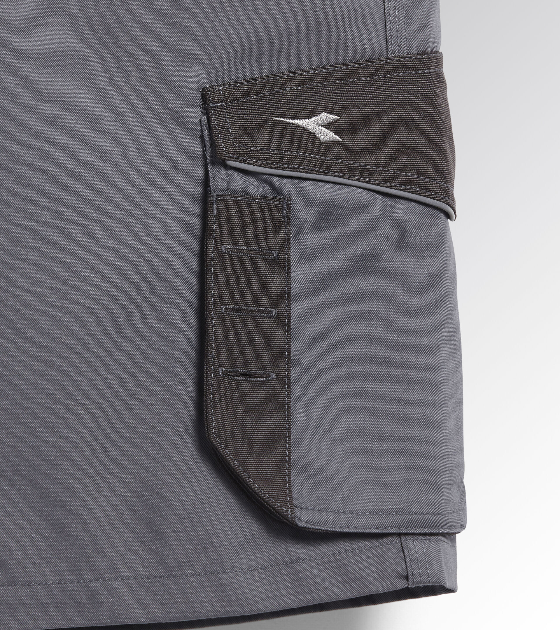 BERMUDA DE TRAVAIL DIADORA POLY AVEC POCHES GRIS MÉTAL - 161758750700