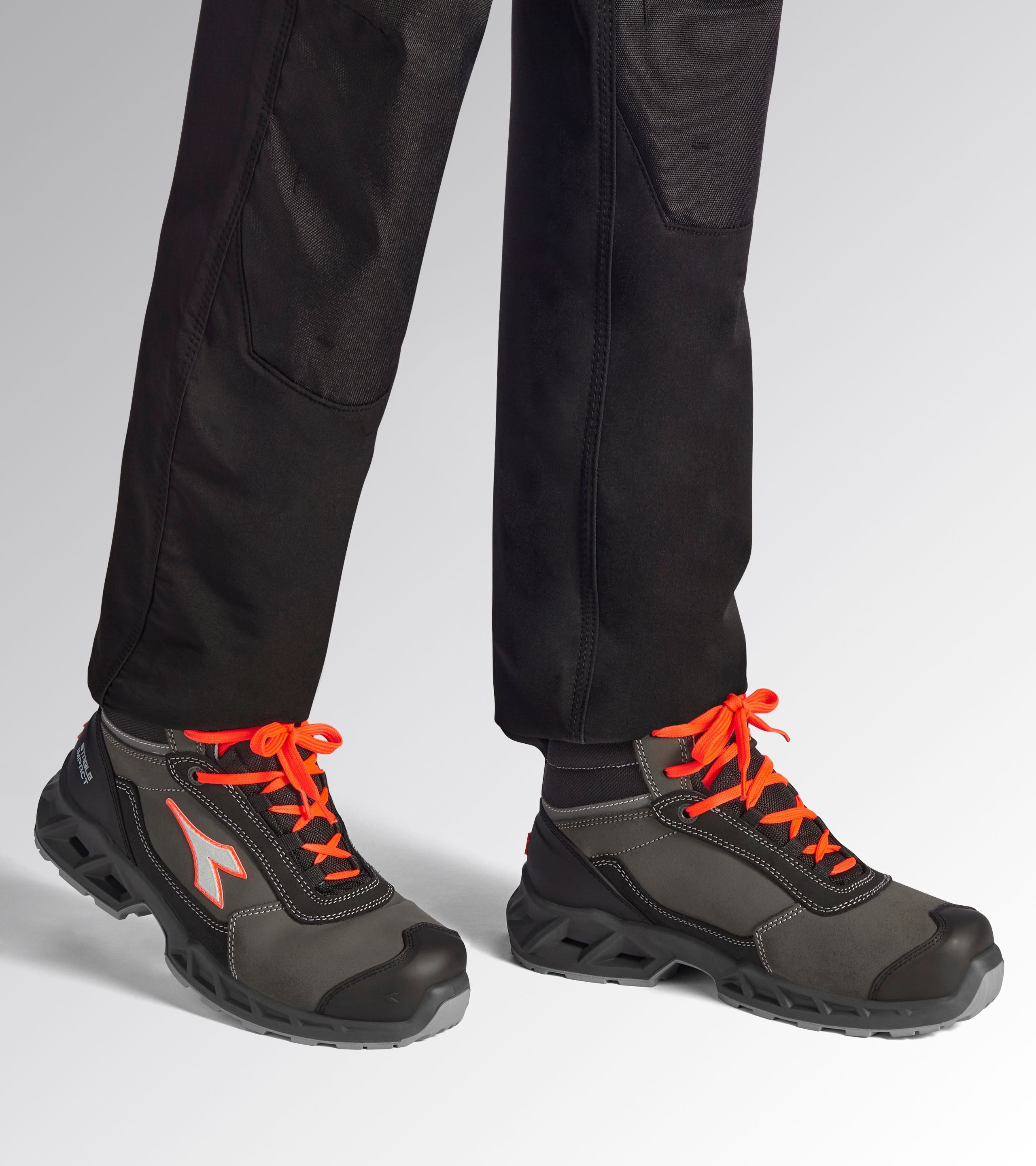 Chaussures de sécurité montantes noires/rouges SHARK STABLE IMPACT LEATHER MID S3S FO SR SC ESD - Diadora - 181160C4115