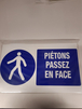 PLAQUE 330X200 PIÉTONS PASSEZ EN FACE
