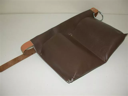 POCHE À CLOUS SASSI 35 x 20 x 3 CM MARRON -203