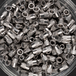 200 écrous crantés à inox A2 à tête réduite 90° à M4x10mm - SCELL-IT - ENR0430