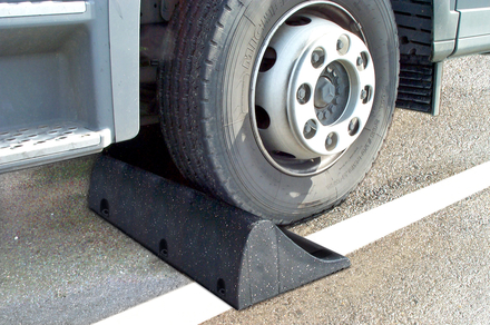 Butée de parking pour camion en caoutchouc avec fixations VISO - BUT800FIX